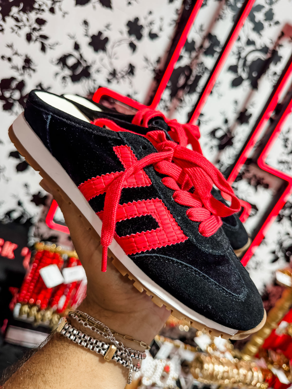 Venice W26 Velvet Black Red