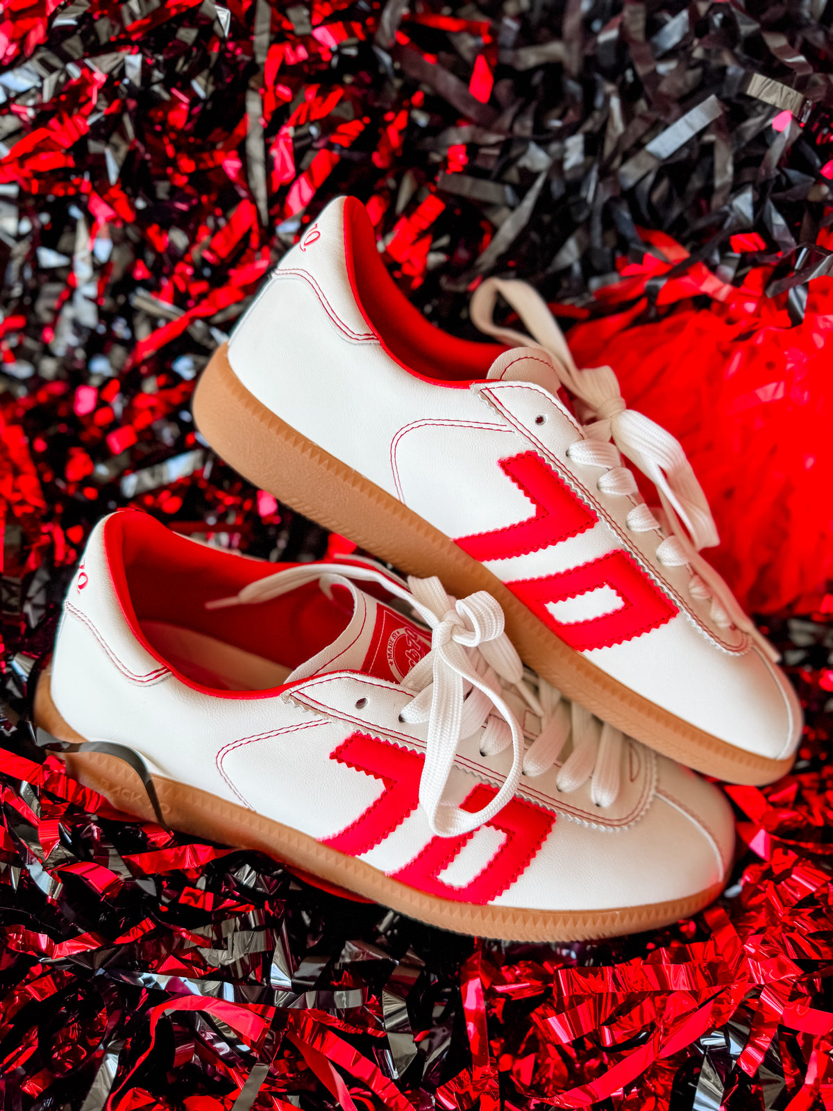 Shelly White Red